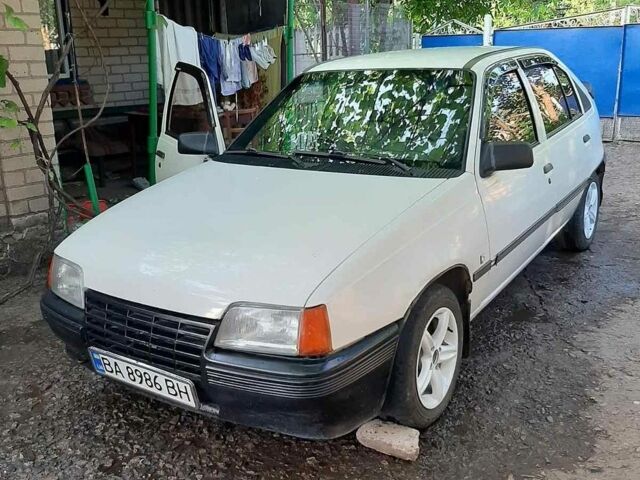 Белый Опель Кадет, объемом двигателя 1.3 л и пробегом 200 тыс. км за 1000 $, фото 1 на Automoto.ua