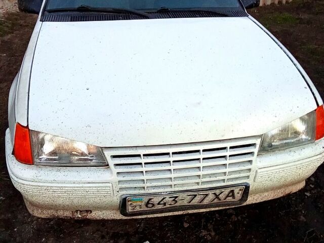 Белый Опель Кадет, объемом двигателя 1.4 л и пробегом 0 тыс. км за 750 $, фото 1 на Automoto.ua