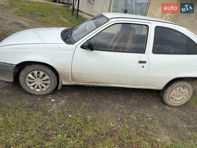 Белый Опель Кадет, объемом двигателя 1.3 л и пробегом 100 тыс. км за 1500 $, фото 1 на Automoto.ua