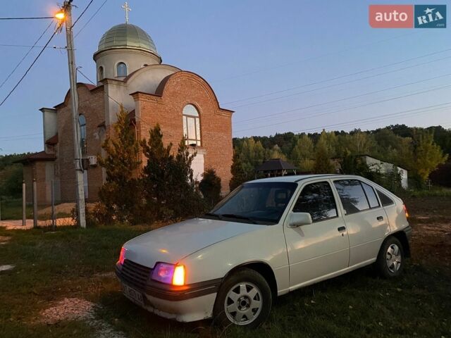 Белый Опель Кадет, объемом двигателя 1.3 л и пробегом 140 тыс. км за 851 $, фото 1 на Automoto.ua