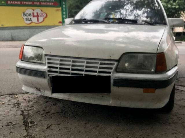 Белый Опель Кадет, объемом двигателя 1.3 л и пробегом 1000 тыс. км за 600 $, фото 1 на Automoto.ua