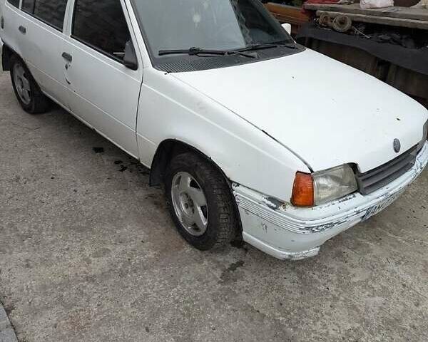 Белый Опель Кадет, объемом двигателя 1.3 л и пробегом 205 тыс. км за 415 $, фото 1 на Automoto.ua