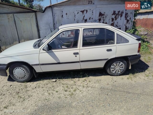 Белый Опель Кадет, объемом двигателя 1.3 л и пробегом 350 тыс. км за 800 $, фото 1 на Automoto.ua