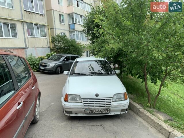 Белый Опель Кадет, объемом двигателя 1.3 л и пробегом 320 тыс. км за 900 $, фото 1 на Automoto.ua