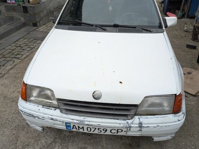 Белый Опель Кадет, объемом двигателя 1.3 л и пробегом 205 тыс. км за 415 $, фото 1 на Automoto.ua