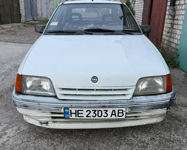 Белый Опель Кадет, объемом двигателя 1.3 л и пробегом 90 тыс. км за 900 $, фото 1 на Automoto.ua