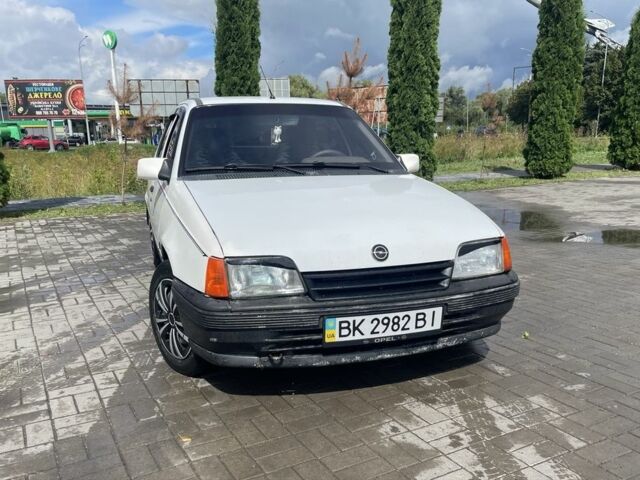 Белый Опель Кадет, объемом двигателя 1.2 л и пробегом 160 тыс. км за 1100 $, фото 1 на Automoto.ua