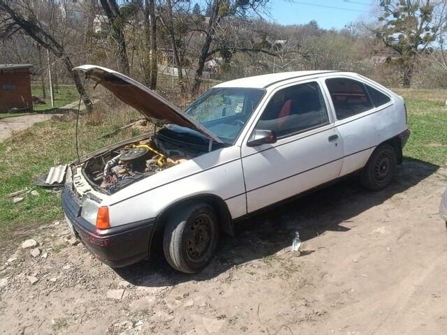 Белый Опель Кадет, объемом двигателя 1.3 л и пробегом 200 тыс. км за 400 $, фото 1 на Automoto.ua