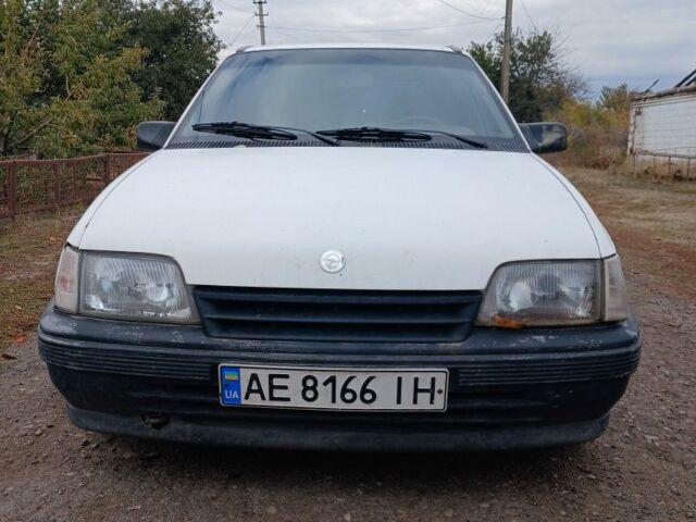 Белый Опель Кадет, объемом двигателя 1.6 л и пробегом 200 тыс. км за 1200 $, фото 1 на Automoto.ua