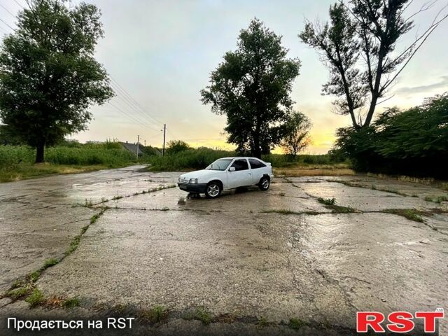 Белый Опель Кадет, объемом двигателя 1.6 л и пробегом 100 тыс. км за 530 $, фото 1 на Automoto.ua