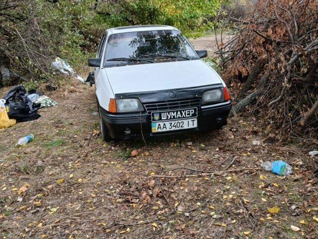 Белый Опель Кадет, объемом двигателя 1.3 л и пробегом 24 тыс. км за 668 $, фото 1 на Automoto.ua