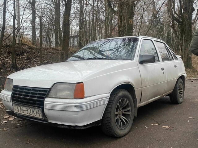 Белый Опель Кадет, объемом двигателя 1.6 л и пробегом 100 тыс. км за 700 $, фото 1 на Automoto.ua