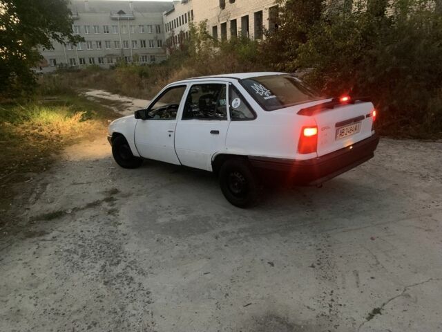 Белый Опель Кадет, объемом двигателя 1.3 л и пробегом 200 тыс. км за 523 $, фото 1 на Automoto.ua