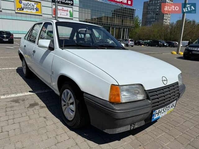 Белый Опель Кадет, объемом двигателя 1.3 л и пробегом 185 тыс. км за 1200 $, фото 1 на Automoto.ua