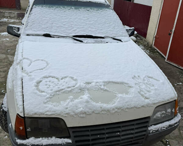 Белый Опель Кадет, объемом двигателя 1.3 л и пробегом 323 тыс. км за 650 $, фото 1 на Automoto.ua