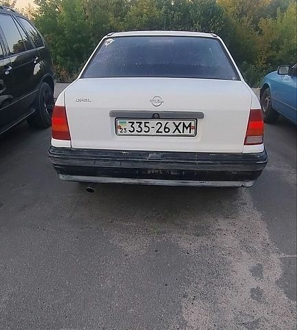 Білий Опель Кадет, об'ємом двигуна 1.4 л та пробігом 300 тис. км за 700 $, фото 1 на Automoto.ua