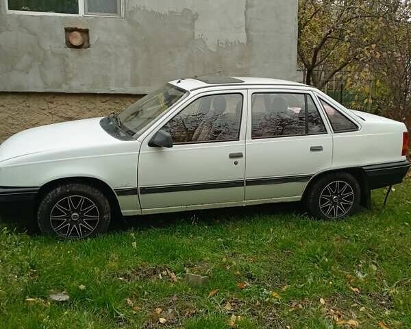 Белый Опель Кадет, объемом двигателя 1.3 л и пробегом 250 тыс. км за 1300 $, фото 1 на Automoto.ua