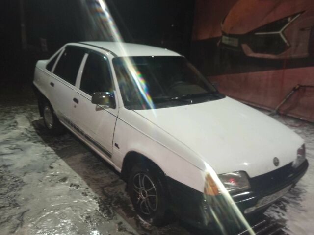 Белый Опель Кадет, объемом двигателя 1.3 л и пробегом 50 тыс. км за 571 $, фото 1 на Automoto.ua