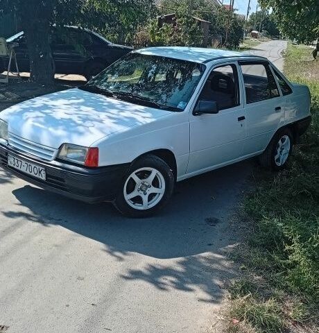 Белый Опель Кадет, объемом двигателя 1.4 л и пробегом 300 тыс. км за 602 $, фото 1 на Automoto.ua