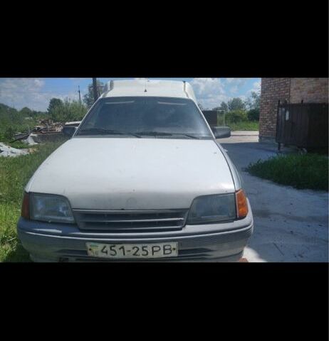 Белый Опель Кадет, объемом двигателя 1.7 л и пробегом 150 тыс. км за 650 $, фото 1 на Automoto.ua