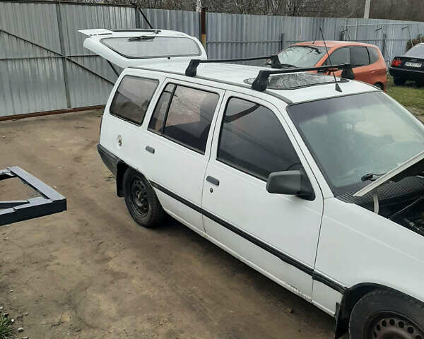 Белый Опель Кадет, объемом двигателя 1.7 л и пробегом 250 тыс. км за 1250 $, фото 1 на Automoto.ua