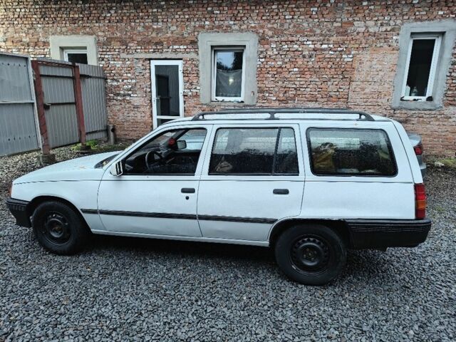 Белый Опель Кадет, объемом двигателя 1.3 л и пробегом 300 тыс. км за 800 $, фото 1 на Automoto.ua