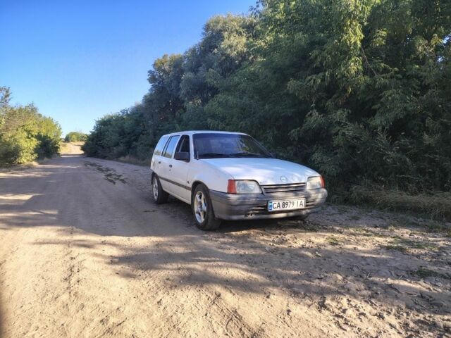 Белый Опель Кадет, объемом двигателя 1 л и пробегом 120 тыс. км за 683 $, фото 1 на Automoto.ua