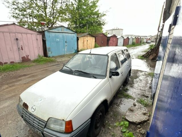 Белый Опель Кадет, объемом двигателя 1.6 л и пробегом 3 тыс. км за 677 $, фото 1 на Automoto.ua
