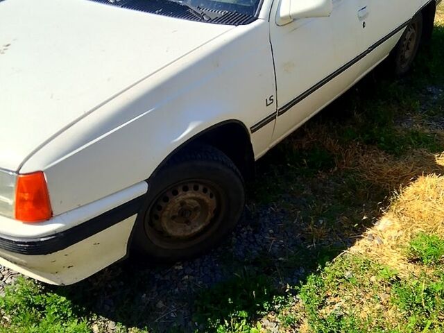 Білий Опель Кадет, об'ємом двигуна 1.3 л та пробігом 0 тис. км за 700 $, фото 1 на Automoto.ua