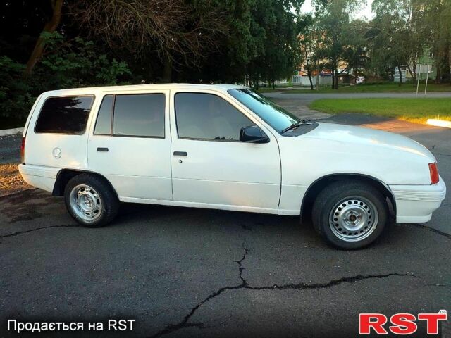 Белый Опель Кадет, объемом двигателя 1.6 л и пробегом 0 тыс. км за 1600 $, фото 1 на Automoto.ua