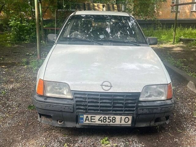 Белый Опель Кадет, объемом двигателя 1.3 л и пробегом 250 тыс. км за 1000 $, фото 1 на Automoto.ua