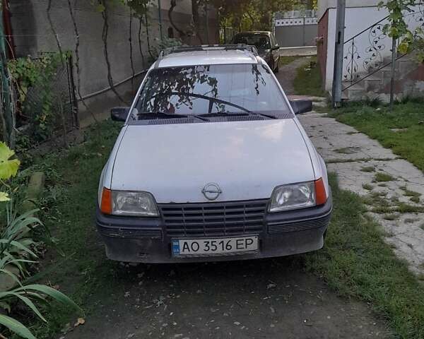 Белый Опель Кадет, объемом двигателя 1.6 л и пробегом 160 тыс. км за 800 $, фото 1 на Automoto.ua