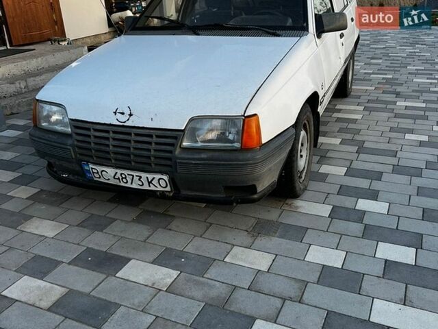 Белый Опель Кадет, объемом двигателя 1.6 л и пробегом 100 тыс. км за 680 $, фото 1 на Automoto.ua