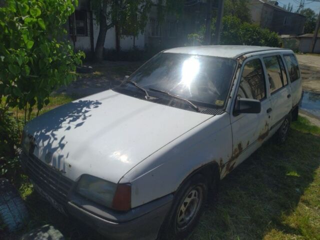 Белый Опель Кадет, объемом двигателя 1.3 л и пробегом 500 тыс. км за 300 $, фото 1 на Automoto.ua