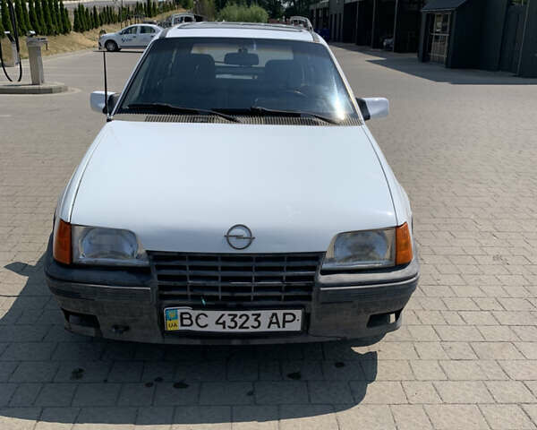 Белый Опель Кадет, объемом двигателя 1.6 л и пробегом 300 тыс. км за 1200 $, фото 1 на Automoto.ua