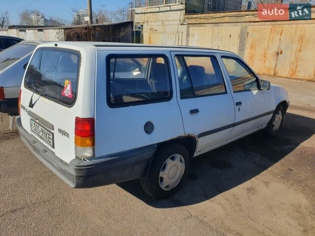 Белый Опель Кадет, объемом двигателя 1.3 л и пробегом 150 тыс. км за 1200 $, фото 1 на Automoto.ua