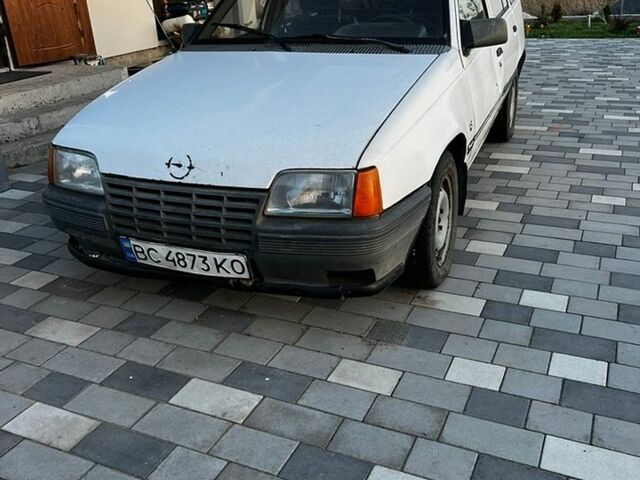 Белый Опель Кадет, объемом двигателя 1.6 л и пробегом 100 тыс. км за 650 $, фото 1 на Automoto.ua