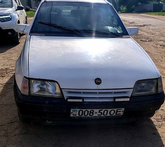 Белый Опель Кадет, объемом двигателя 1.4 л и пробегом 500 тыс. км за 800 $, фото 1 на Automoto.ua