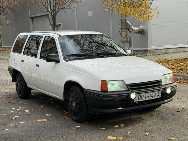 Белый Опель Кадет, объемом двигателя 1.7 л и пробегом 120 тыс. км за 1200 $, фото 1 на Automoto.ua