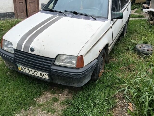 Белый Опель Кадет, объемом двигателя 1.6 л и пробегом 200 тыс. км за 552 $, фото 1 на Automoto.ua