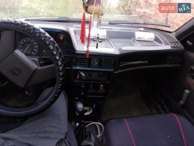 Красный Опель Кадет, объемом двигателя 1.3 л и пробегом 300 тыс. км за 400 $, фото 1 на Automoto.ua