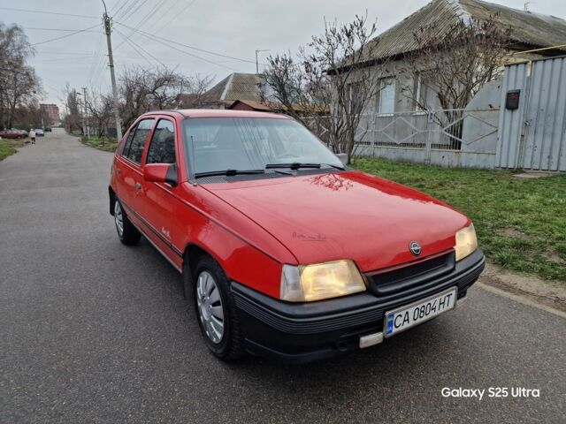 Красный Опель Кадет, объемом двигателя 1.4 л и пробегом 300 тыс. км за 899 $, фото 1 на Automoto.ua