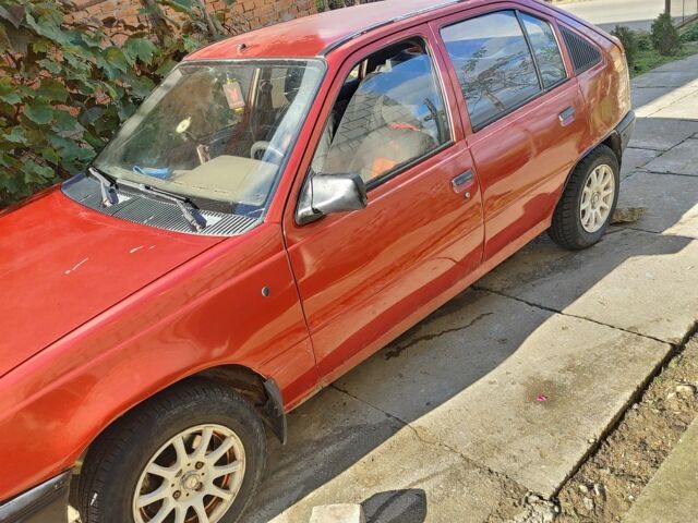 Красный Опель Кадет, объемом двигателя 1.4 л и пробегом 330 тыс. км за 792 $, фото 1 на Automoto.ua