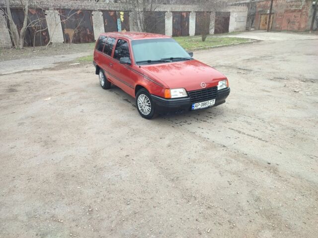 Красный Опель Кадет, объемом двигателя 1.6 л и пробегом 945 тыс. км за 1100 $, фото 1 на Automoto.ua