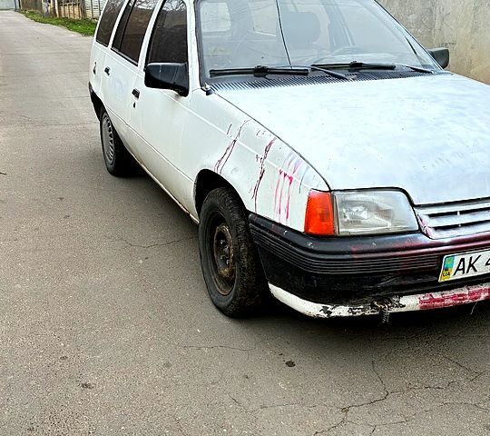 Опель Кадет, объемом двигателя 1.4 л и пробегом 200 тыс. км за 450 $, фото 1 на Automoto.ua