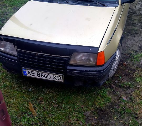 Желтый Опель Кадет, объемом двигателя 1.3 л и пробегом 0 тыс. км за 1300 $, фото 1 на Automoto.ua