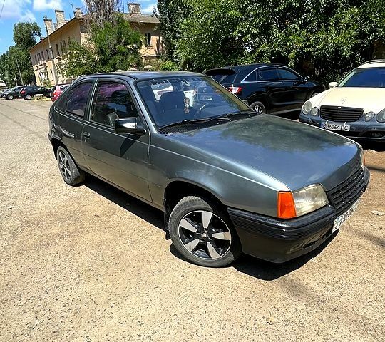 Серый Опель Кадет, объемом двигателя 1.6 л и пробегом 250 тыс. км за 1200 $, фото 1 на Automoto.ua