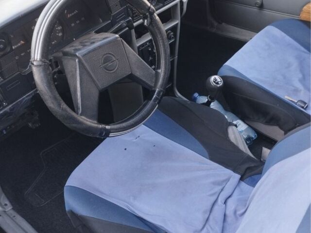 Серый Опель Кадет, объемом двигателя 1.6 л и пробегом 235 тыс. км за 1100 $, фото 1 на Automoto.ua