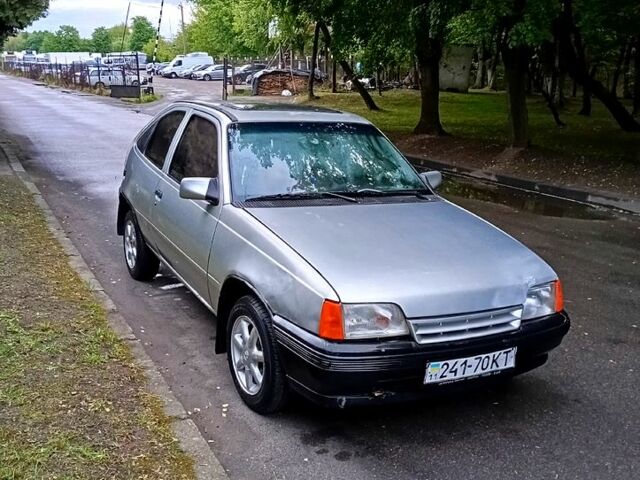 Серый Опель Кадет, объемом двигателя 1.4 л и пробегом 237 тыс. км за 850 $, фото 1 на Automoto.ua