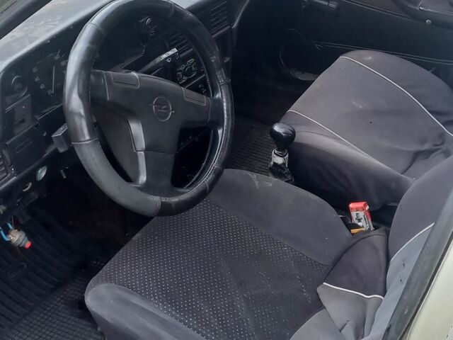 Серый Опель Кадет, объемом двигателя 1.3 л и пробегом 838 тыс. км за 450 $, фото 1 на Automoto.ua